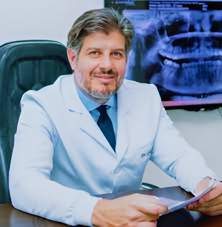 Dr. Cesar Ferraz no consultório