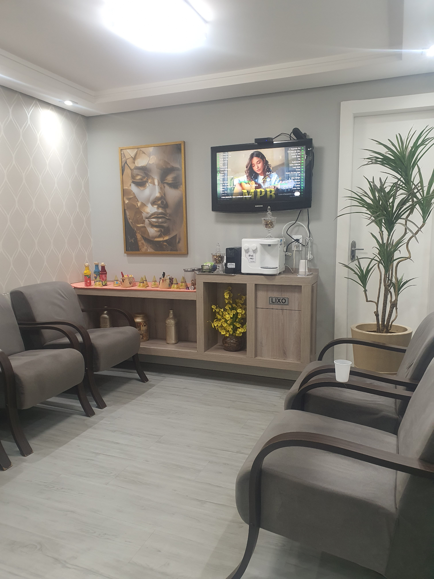 Sala de espera da Tríade Odontologia em Brasília